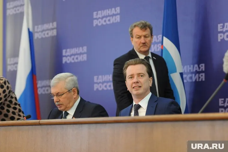 Анатолий Литовченко (стоит) войдет в элиту «ЕР»