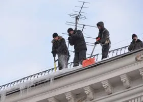 В Челябинске за наледь на крышах ответят собственники 16 магазинов и 37 домов