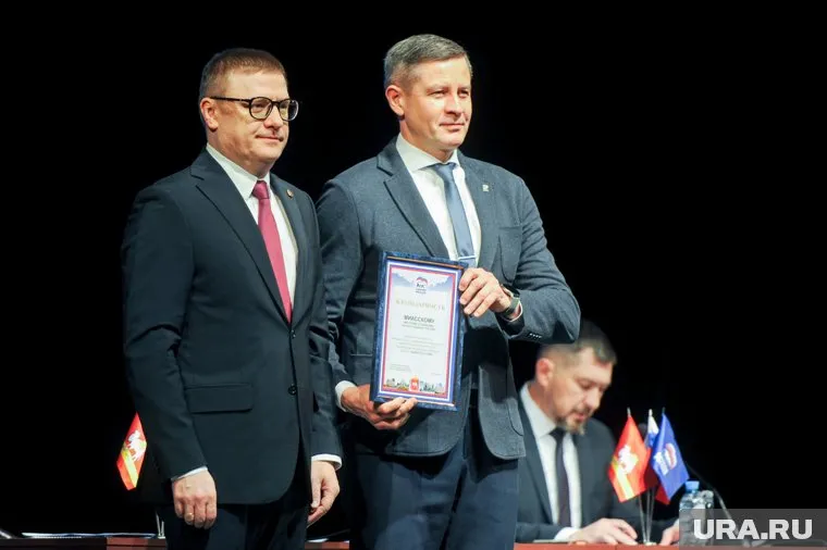 Алексей Текслер (слева) наградил Егора Ковальчука (в центре)