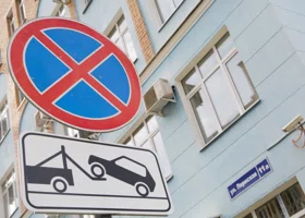 В Кургане на улице Пролетарская ввели запрет на стоянку и остановку авто