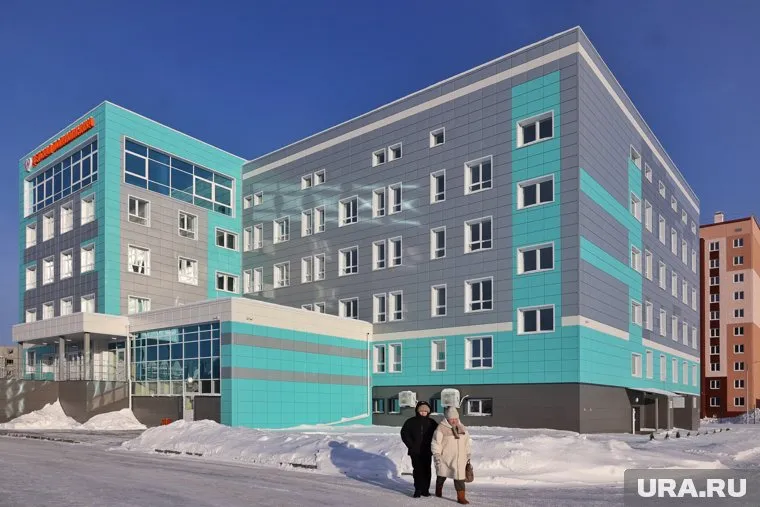 С крыши курганской больницы вода протекает на детские коляски