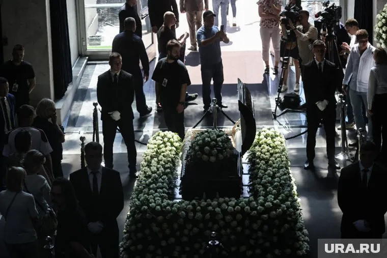 Баянист сыграл главный хит «Ласкового мая» перед гробом Шатунова