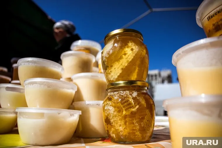 Чиновник брал взятки с торговцев продуктами питания