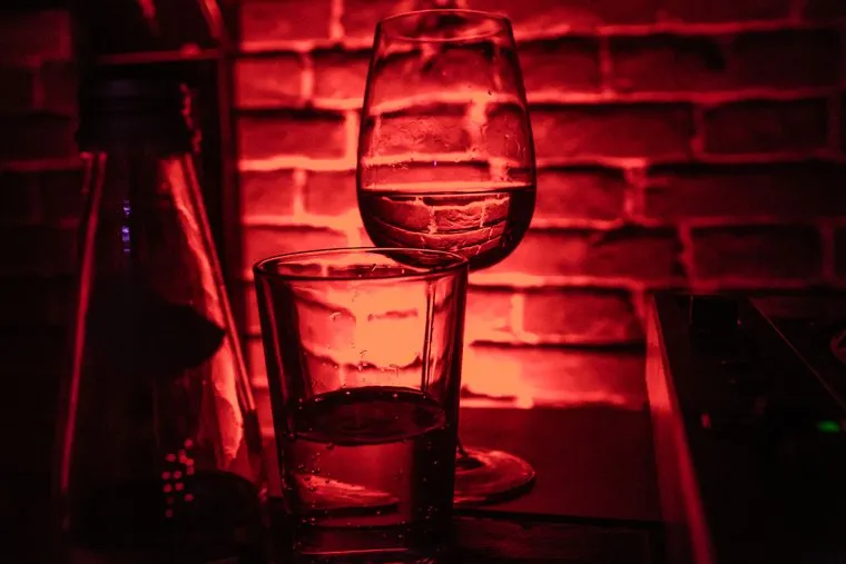 Денис Кондратенко, диджей. Вечеринка в баре МХТ. Тюмень.