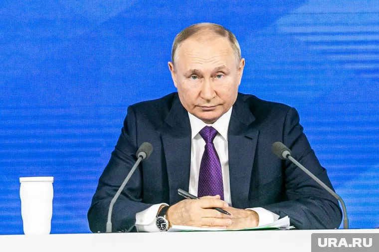 Путин поручил правительству повысить пенсии на 8,6% силовикам
