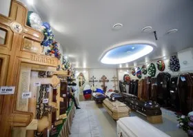 «Все магазины надо закрыть»: в Кургане похоронщики массово нарушают закон при размещении бюро