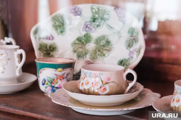 В перечень предметов входит вазочка из фарфора, произведенная в 1917 году