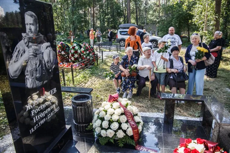 На могиле у военкора Ростислава Журавлева. Екатеринбург