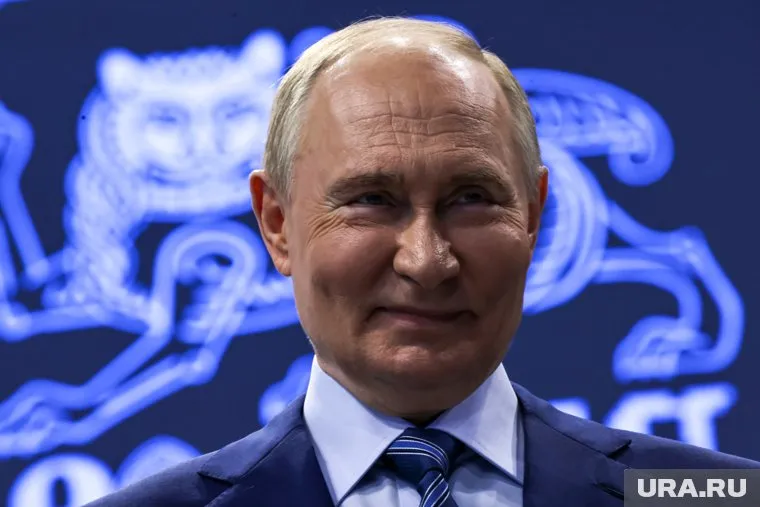 Президент РФ Владимир Путин вспомнил фразу "Денег нет, но вы держитесь"