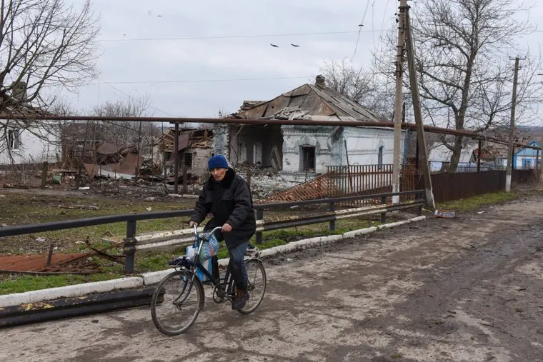 Раздача гуманитарной помощи российскими военными. Талакиевка, ДНР