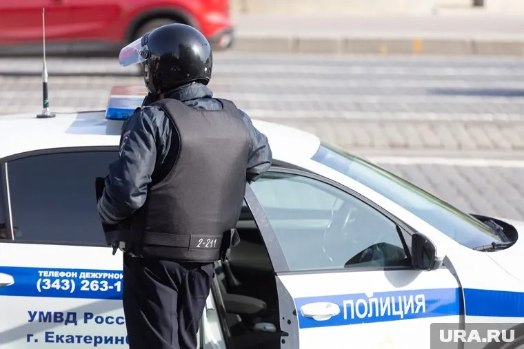 На месте происшествия работают сотрудники правоохранительных органов, заявил очевидец