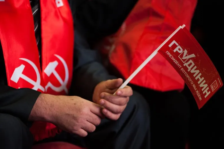 Встреча кандидата в президенты России Павла Грудинина с жителями региона в Театре эстрады. Екатеринбург, предвыборная агитация, серп и молот, кпрф, кандидат в президенты, флажок кпрф, выборы2018, грудинин павел