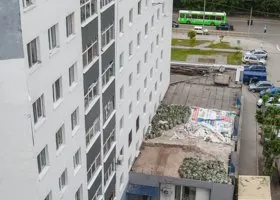 Тюменец, которого сбросили с десятого этажа, умер в больнице