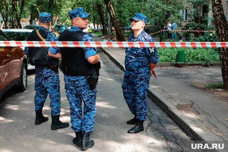 В результате нападения мужчины с ножом в ТЦ Петербурга пострадали четыре человека