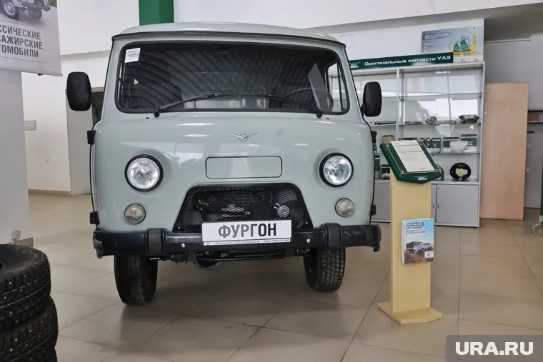 Тюменцы передали военным девять машин УАЗ