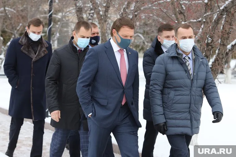 Губернатор Вадим Шумков (справа) откроет мост вместе с застройщиком Дмитрием Парышевым (посередине)