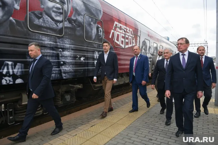 В Екатеринбурге «Поезд Победы» встретили представители мэрии и правительства Свердловской области