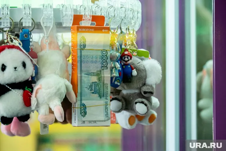 Саперы находят мины в мягких игрушках, сладостях и деньгах в Курской области, сообщило МЧС