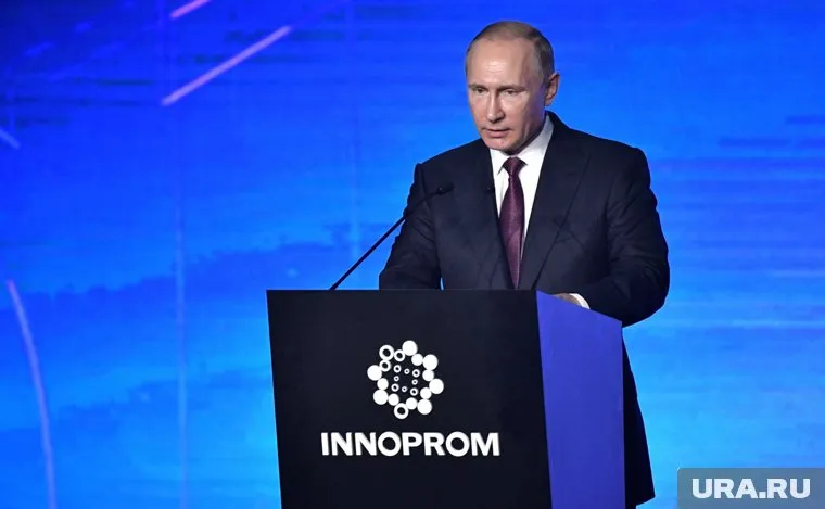 Президент России Владимир Путин лично открыл выставку