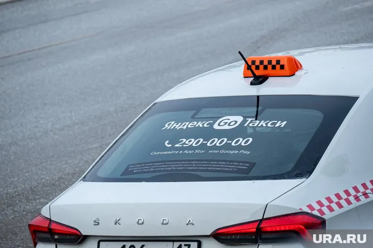 Такси перевернулось у здания правительства Тюменской области 