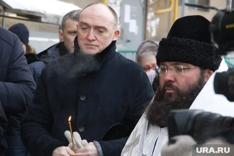 Дубровский (слева) потребовал, чтоб общественные слушания о памятнике не превратились в пиар