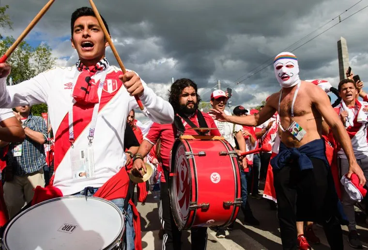 ЧМ-2018. Екатеринбург перед 21 матчем Чемпионата мира по футболу - Франция-Перу, футбольные фанаты, барабанщик, болельщики сборной перу