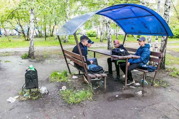 Плохое состояние городского сада. Курган, беседка, подростки, городской сад, грязь, мусор