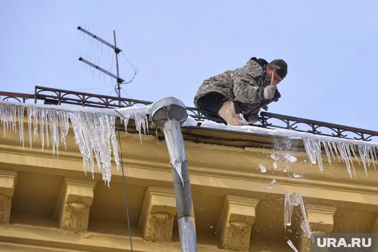 На фоне обильных снегопадов цены на уборку снега с кровель выросли