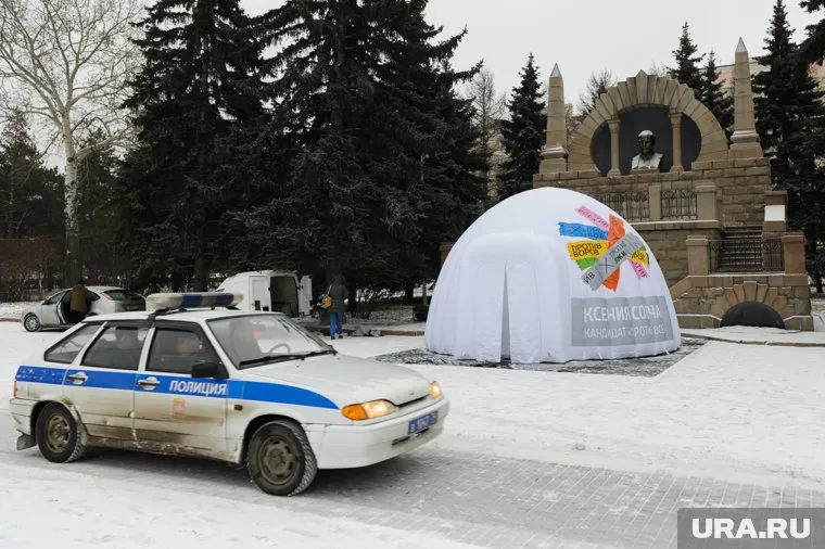 Белый шатер активисты установили прямо под бюстом Ленину