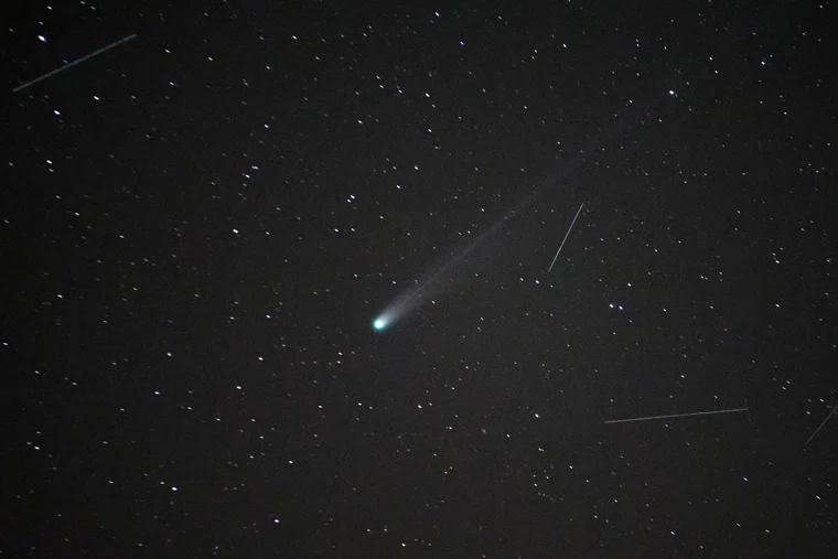 Самая яркая комета года видна уже сейчас