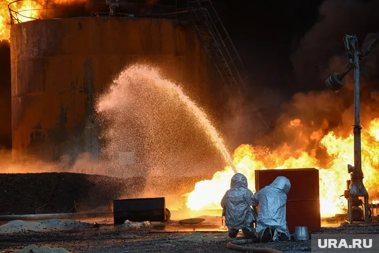 Пожарные выставили водяную завесу для предотвращения утечки аммиака