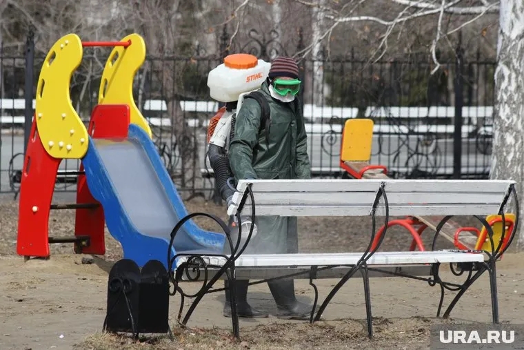 В минувшие выходные в парках и скверах Кургана провели дезинфекцию