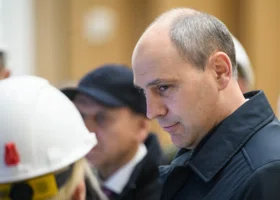 Ректор УрФУ провел Паслеру экскурсию по новым корпусам, а губернатор сделал подарок