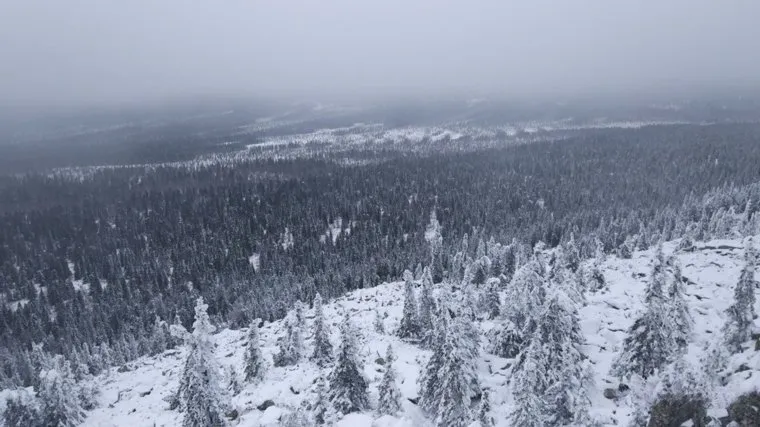 У вершины Поперечной снега навалило по пояс