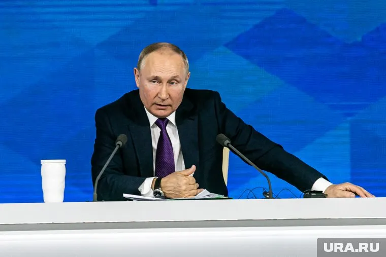 Владимир Путин поручил подготовить доклад о продаже газа за рубли