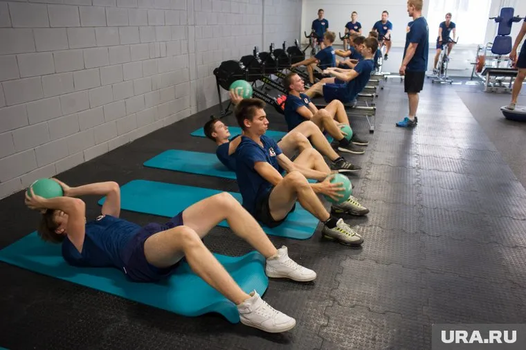 Работа клубов остановилась, тренеры лишились средств к существованию