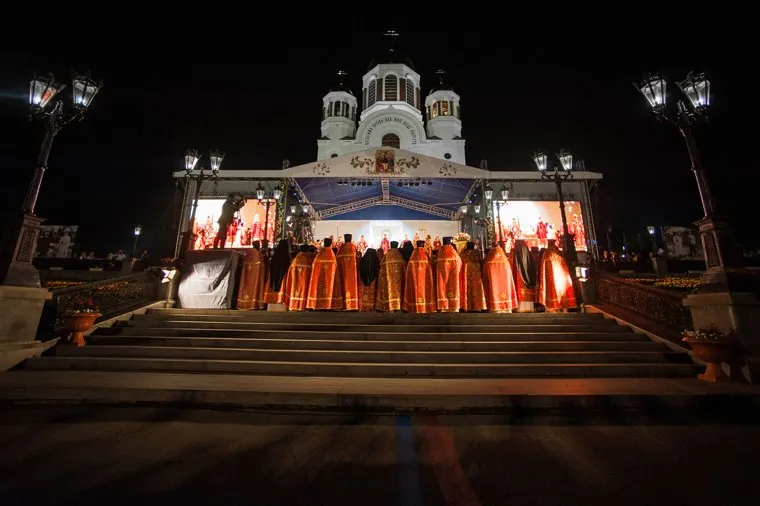 Крестный ход, приуроченный к 100-летию со дня убийства царской семьи. Екатеринбург , богослужение, храм на крови