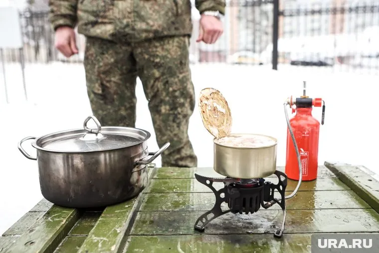 Бойцов на фронте кормят хорошо, но конфет им не хватает (архивное фото)