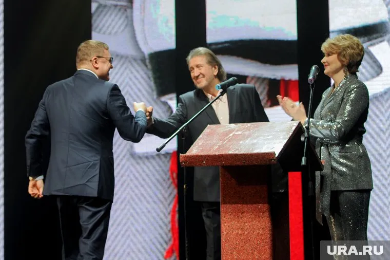 Алексей Текслер (слева) присвоил челябинскому барду звание почетного гражданина Челябинской области