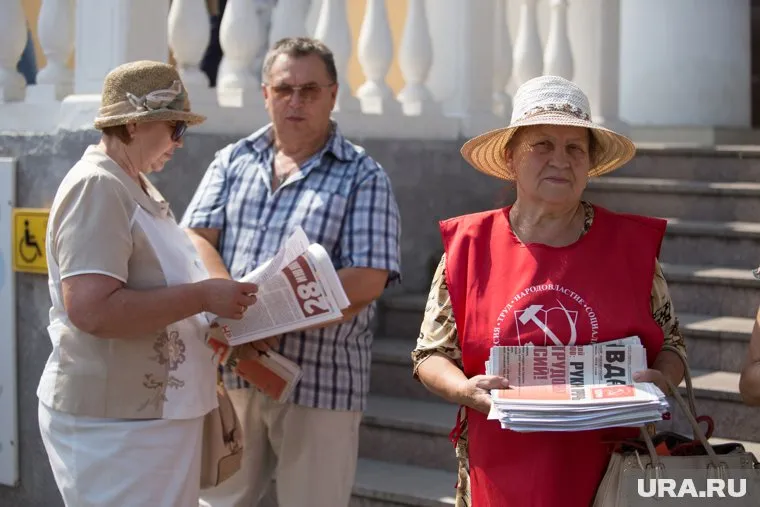 На первой странице газеты КПРФ разместили фото единороссов