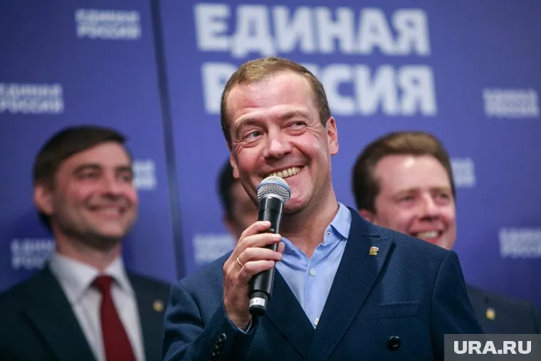 Глава "Единой России" Дмитрий Медведев не скрывал своей радости - праймериз удались лучше, чем ожидалось