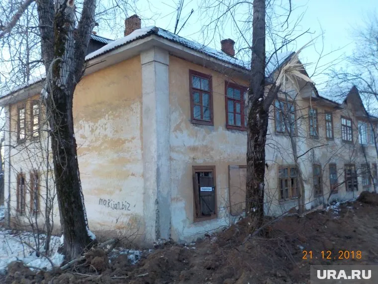 Жильцам ветхого дома в Карпинске предписали демонтировать его самостоятельно