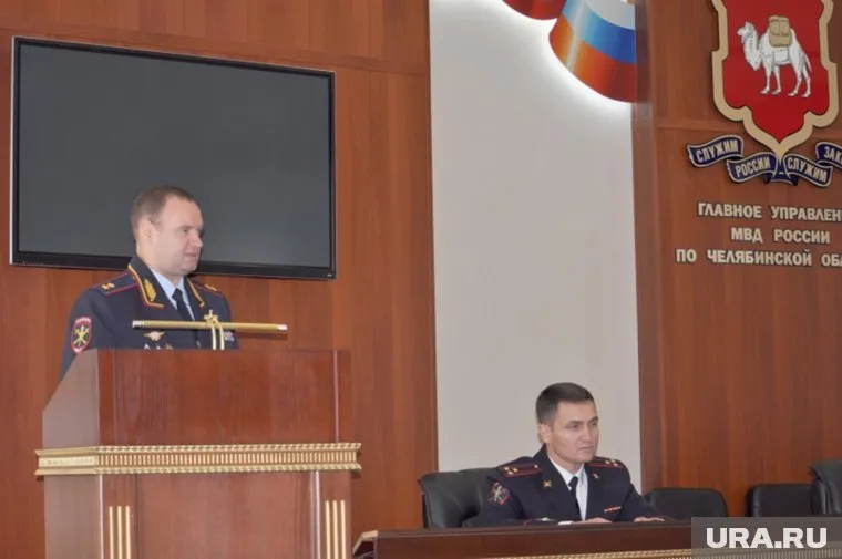 Андрей Сергеев (слева) представил Сергея Богдановского личному составу