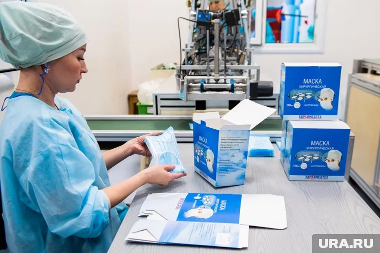 Врачам приходилось стирать одноразовые маски, чтобы надеть их вновь