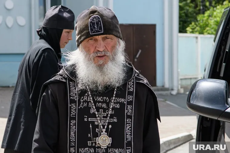 Схиигумен Сергий проводит службы, несмотря на запрет