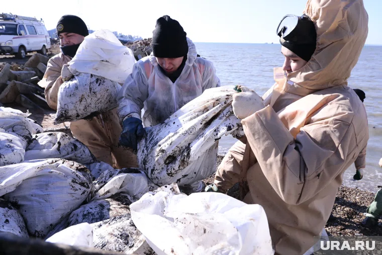 За последнюю неделю в Анапе со дна были подняты последние 443 мешка с нефтепродуктами