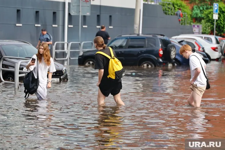 Улицы Кургана затопило кратковременным ливнем (архивное фото)
