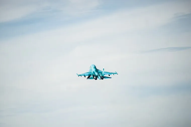 Летно-тактические учения многофункционального истребителя-бомбандировщика СУ-34 на аэродроме Шагол. Челябинск