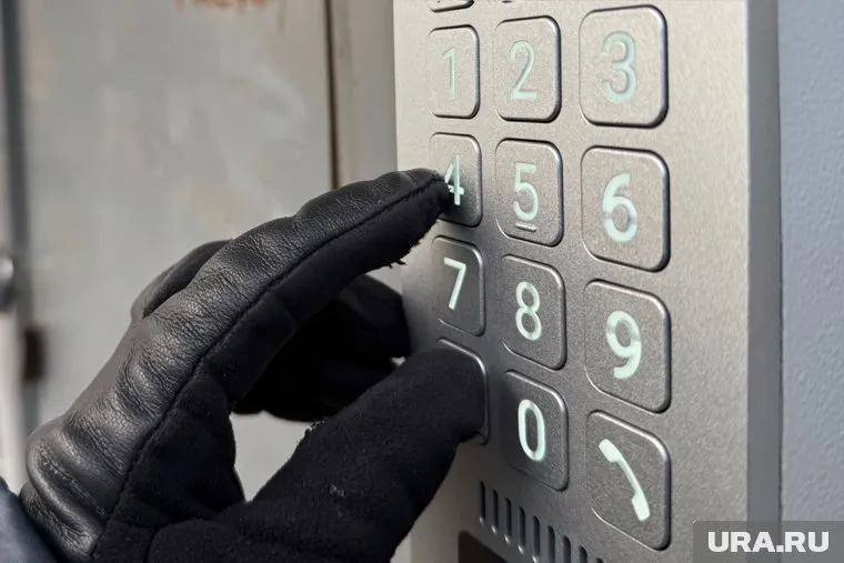 Подозреваемых в поджоге двери журналиста задержали в короткие сроки