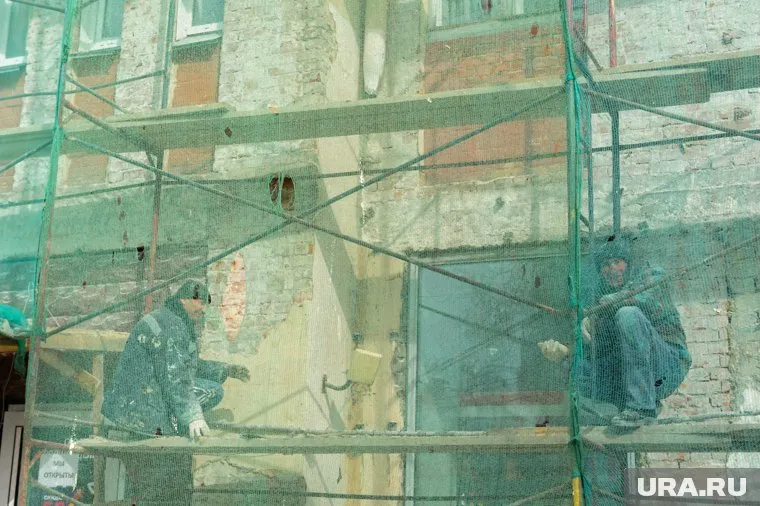 Фасад гостиницы ремонтируют уже несколько недель